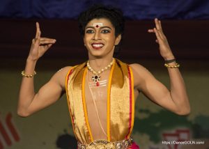 একজন পুরুষ ভরতনাট্যম নৃত্যশিল্পী একটি অভিব্যক্তি তৈরি করছেন [ A male Bharatanatyam dancer making an expression ]